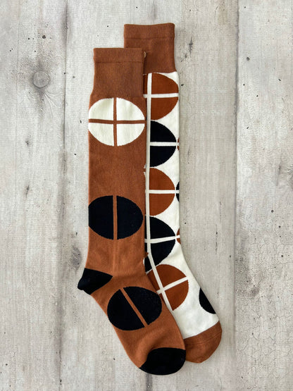 Calzini al ginocchio spaiati con cerchi