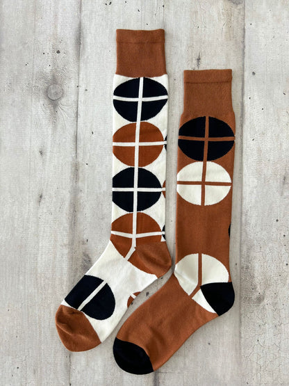 Calzini al ginocchio spaiati con cerchi