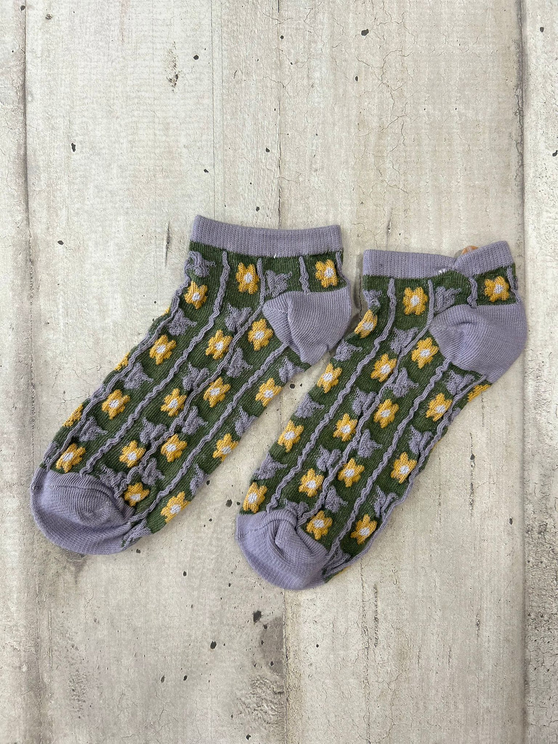 Calzini ricamati con fiori gialli