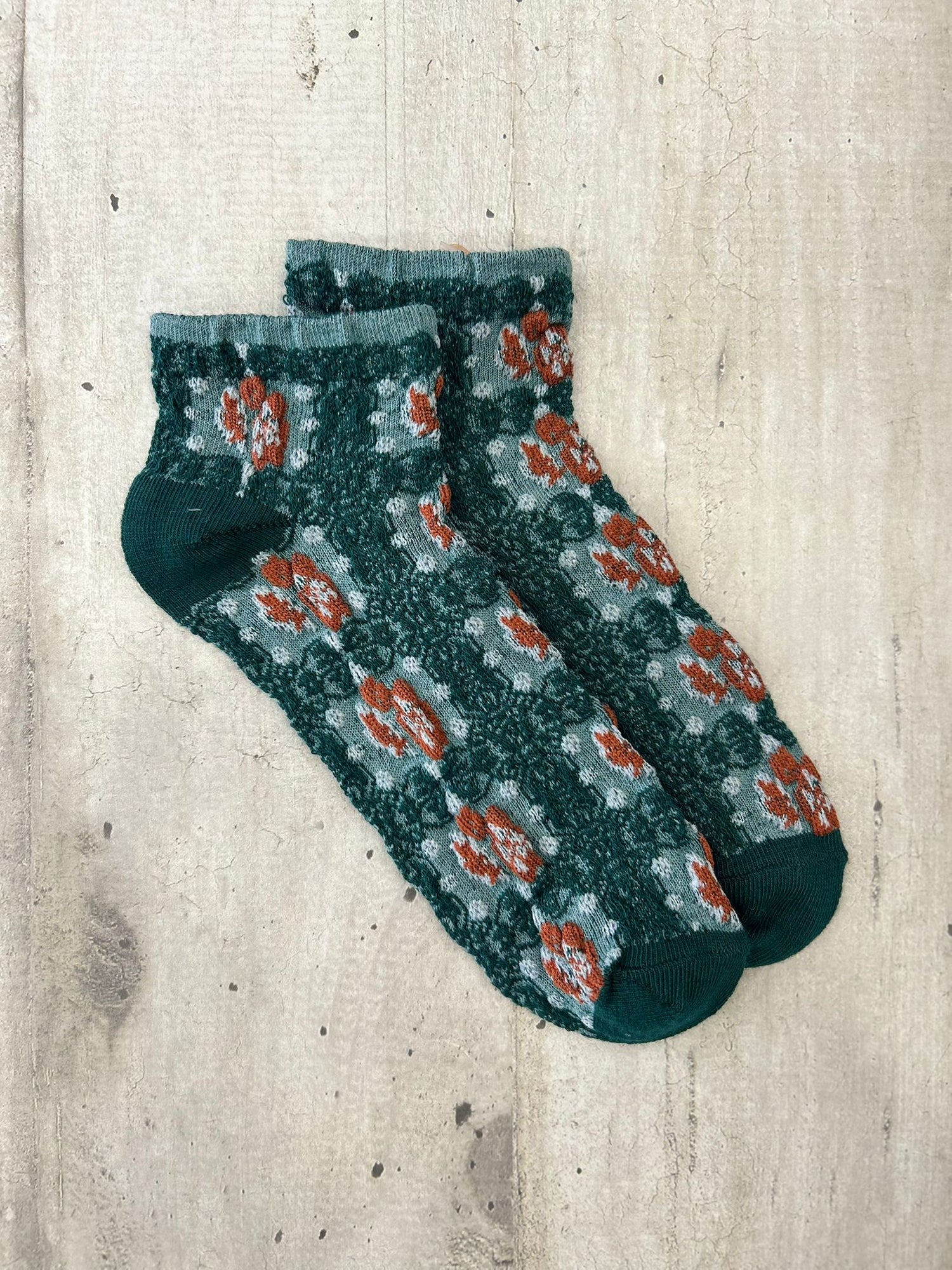 Calzini ricamati verde scuro con fiori arancioni