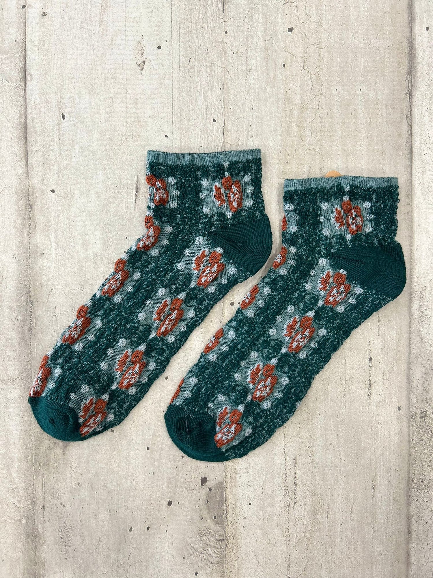 Calzini ricamati verde scuro con fiori arancioni