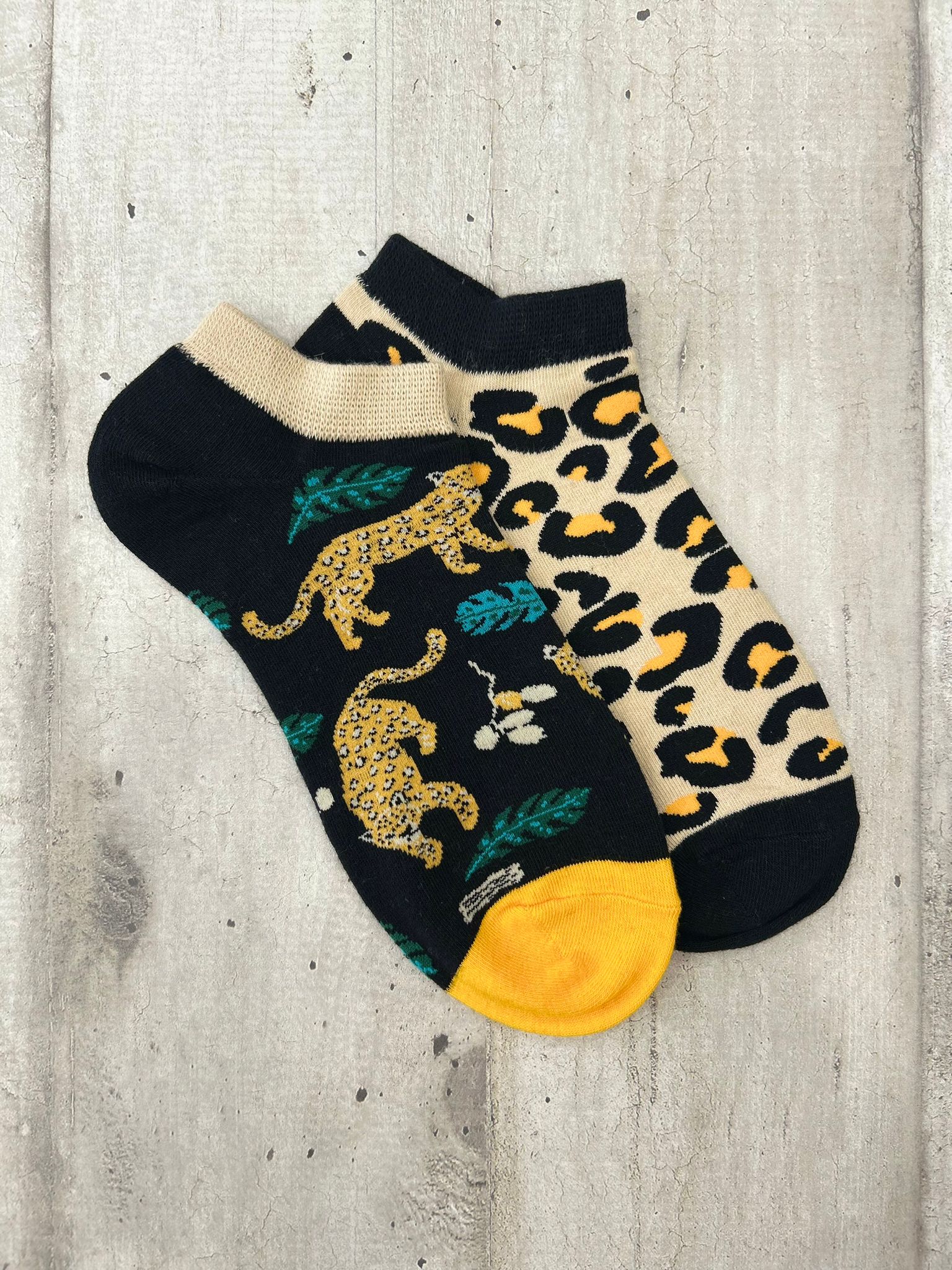 Calzini spaiati a tema leopardo