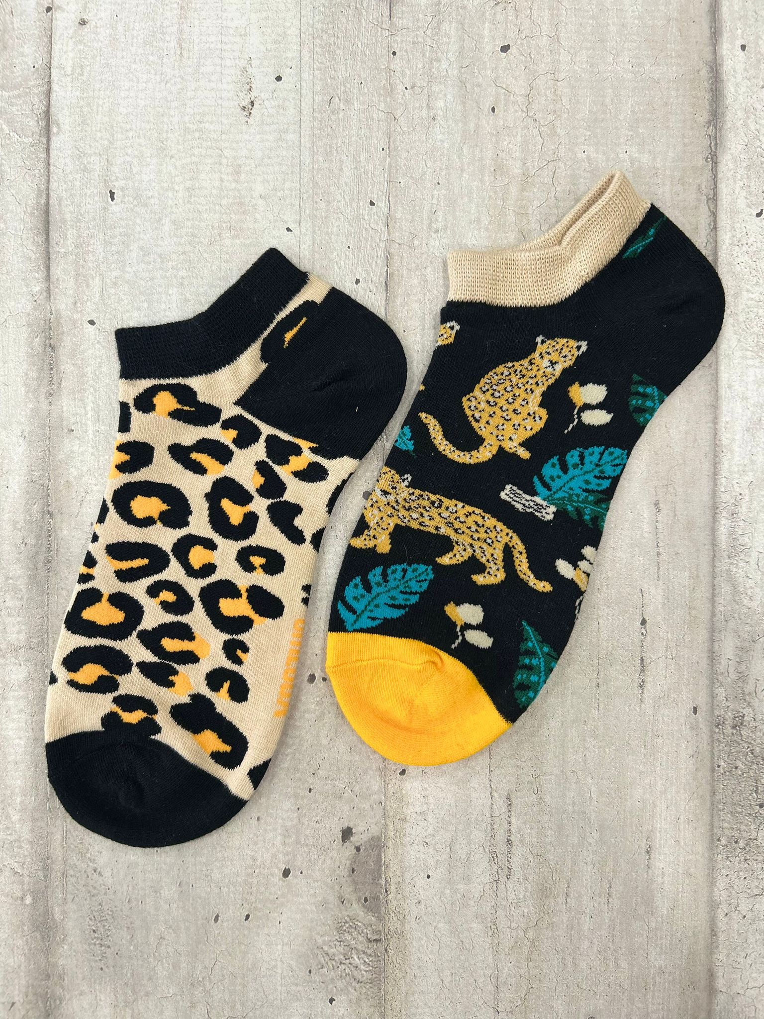 Calzini spaiati a tema leopardo