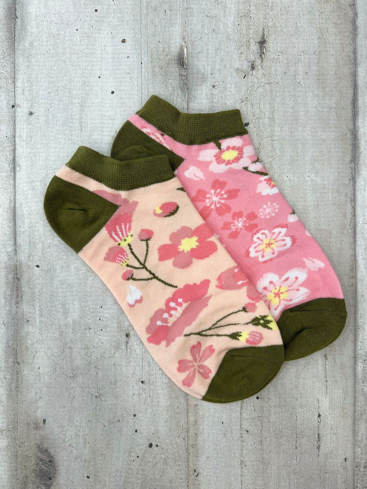 Calzini spaiati con fantasia floreale