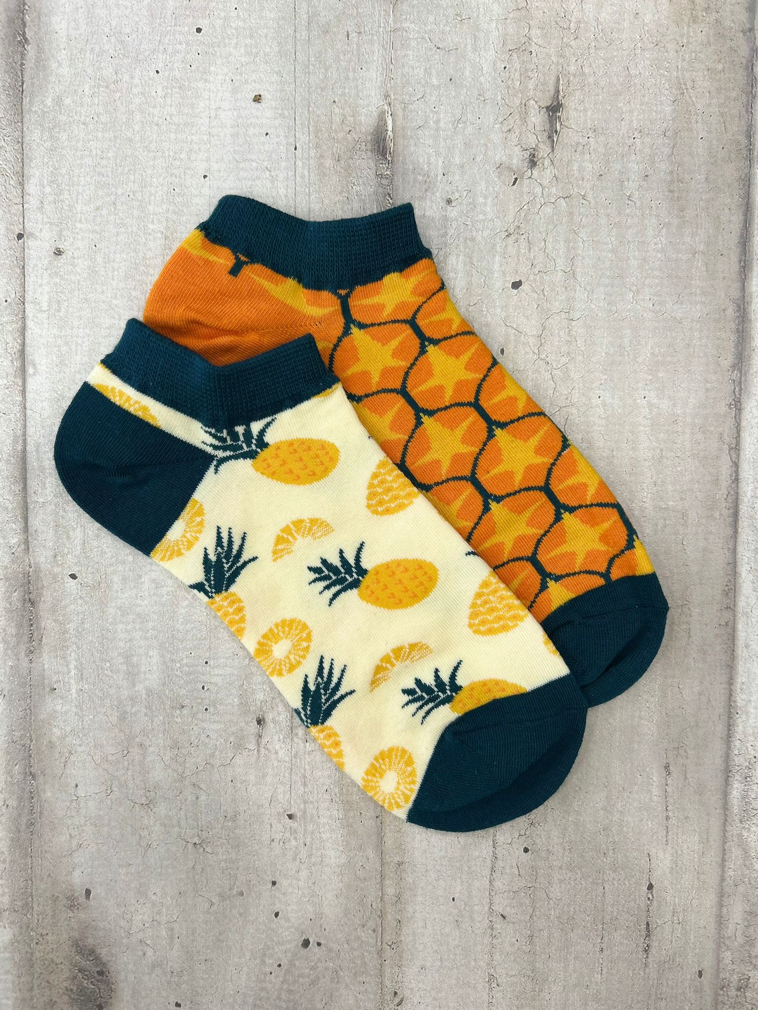 Calzini spaiati con ananas
