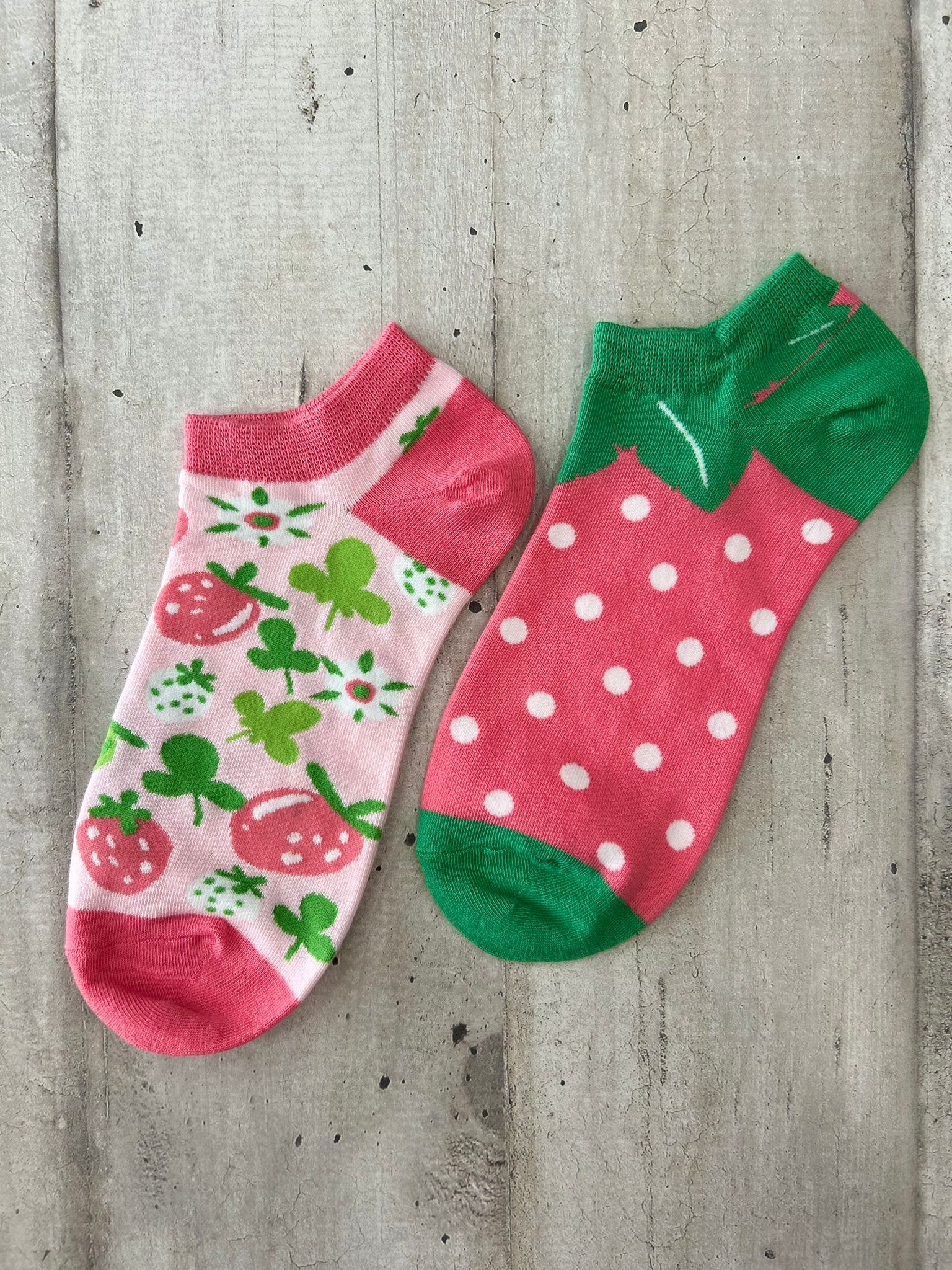 Calzini spaiati con fragole