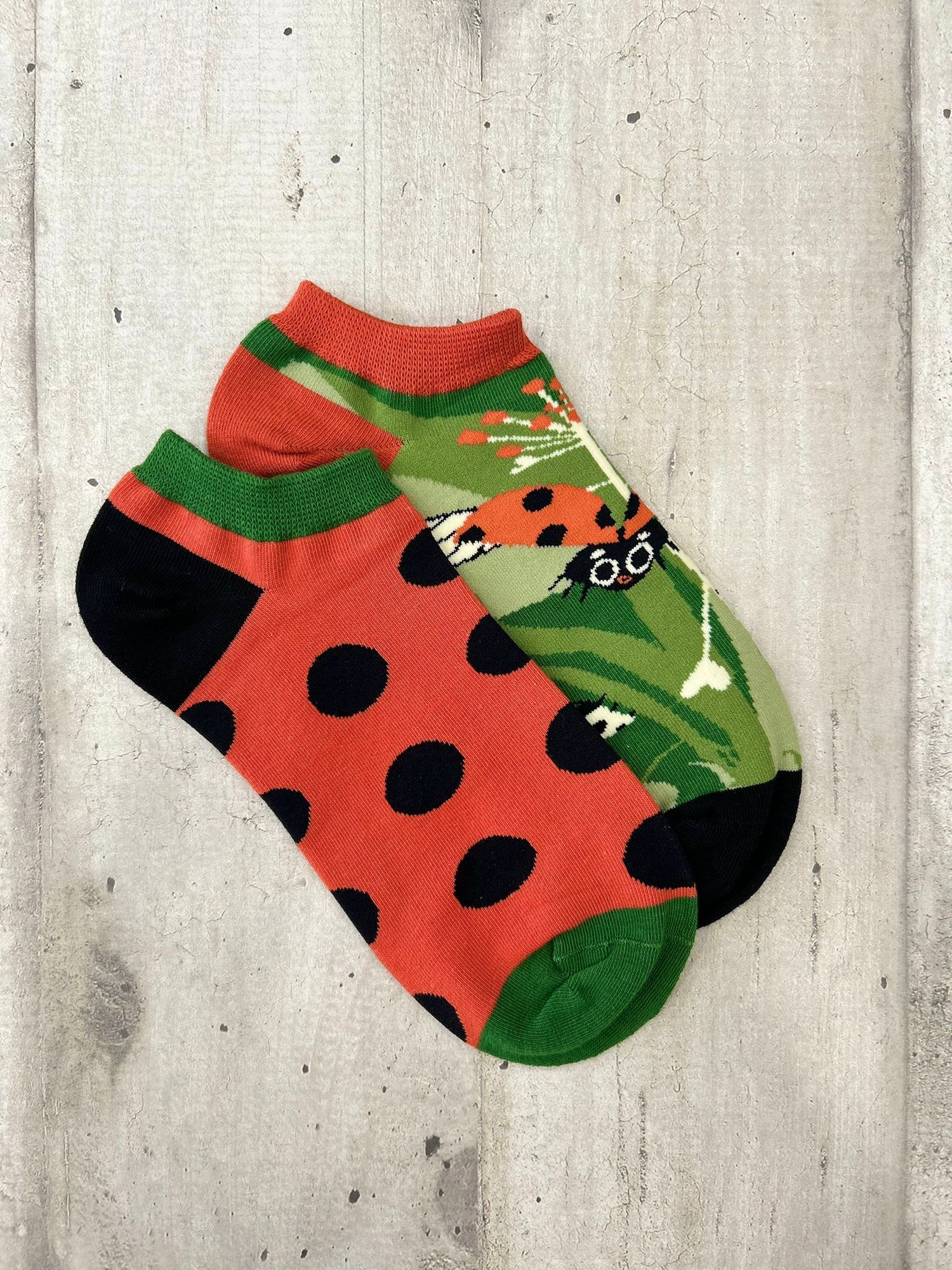 Calzini spaiati con coccinelle