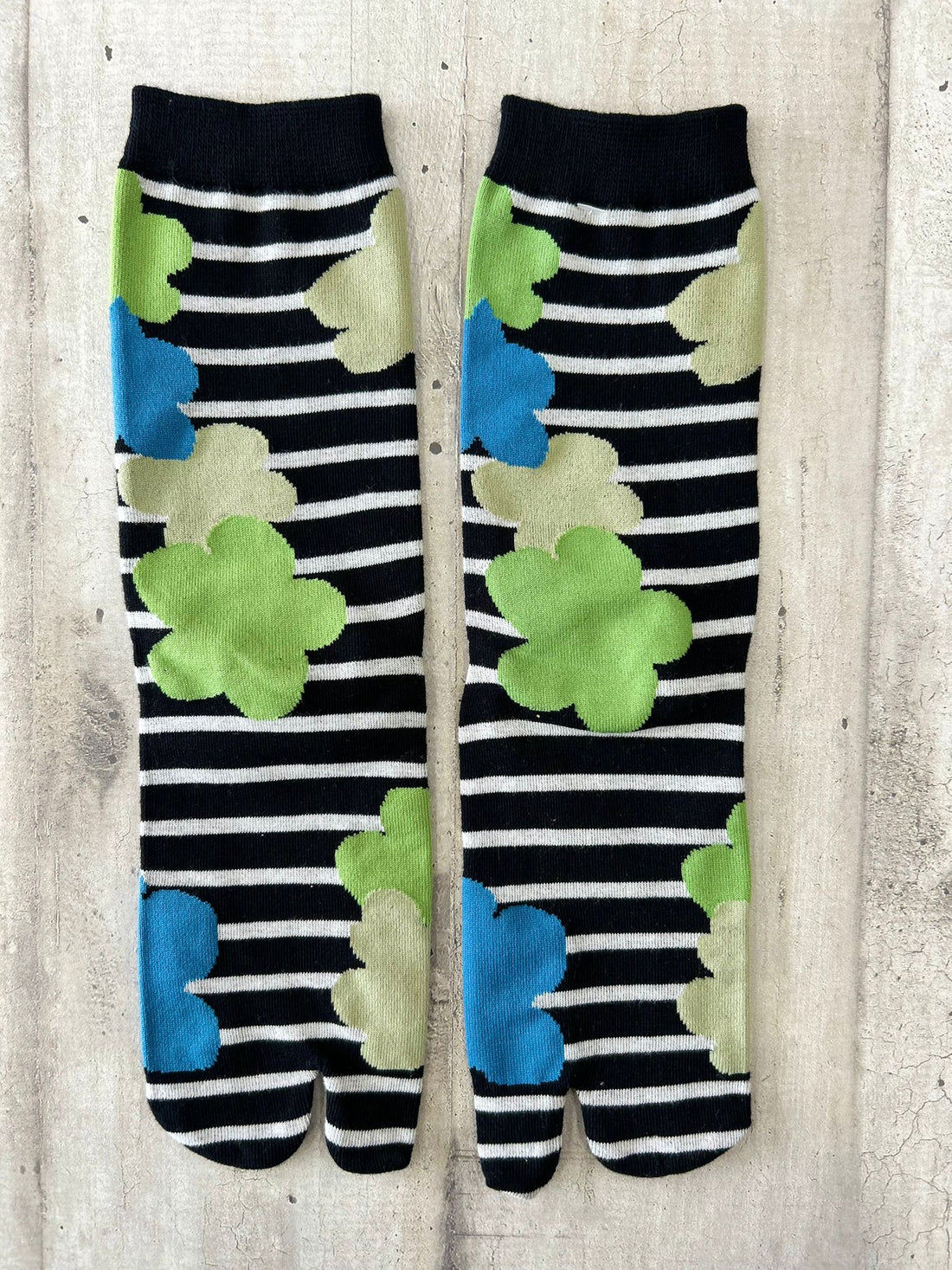 Calzini infradito a righe con fiori colorati