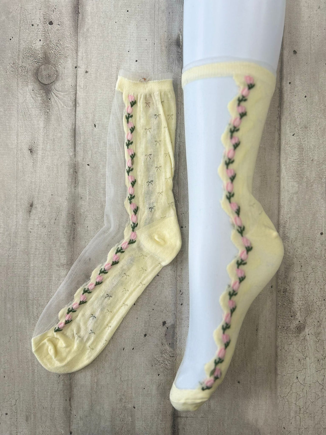 Calzini trasparenti gialli con ricamo floreale rosa