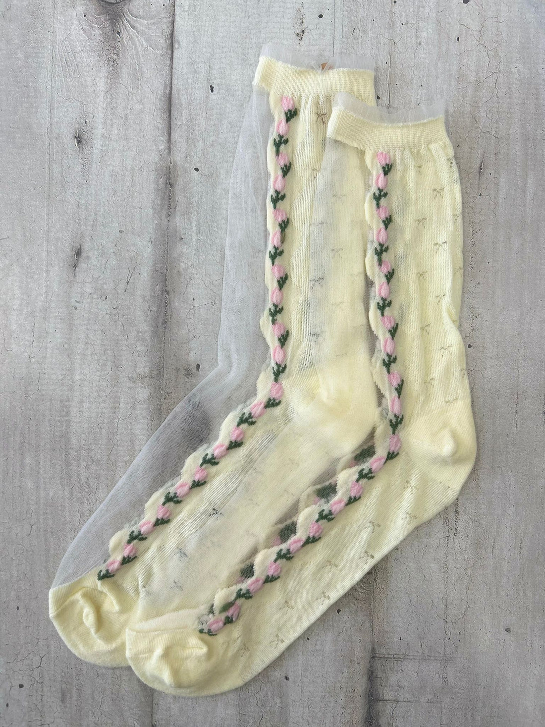 Calzini trasparenti gialli con ricamo floreale rosa