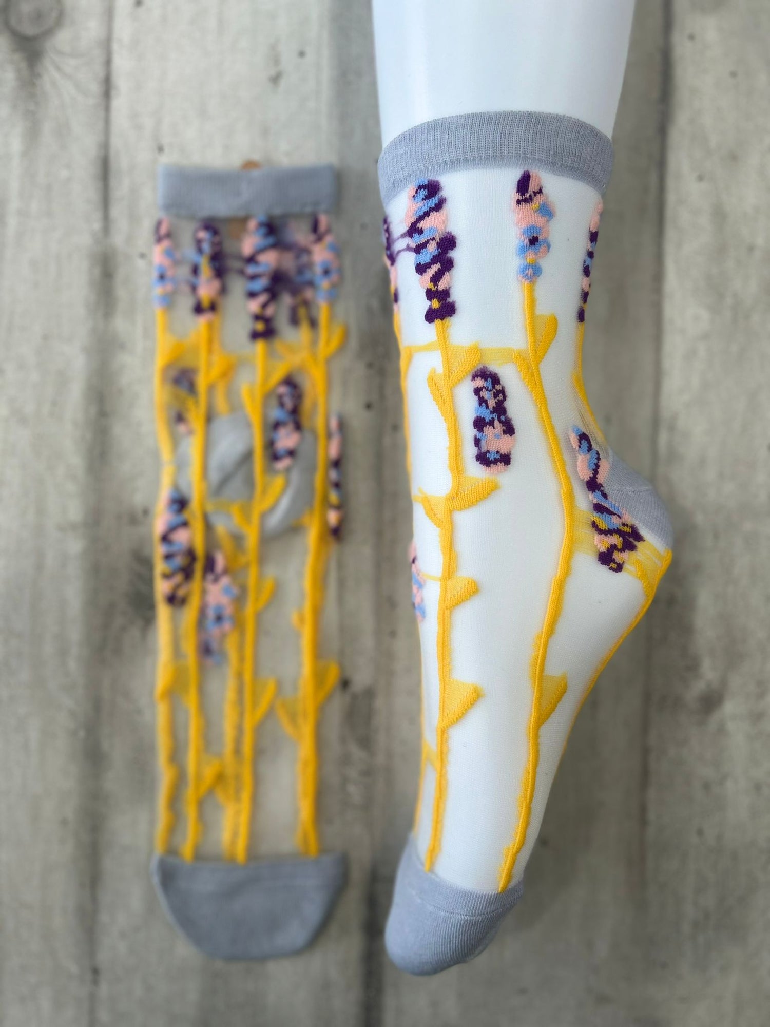 Calzini trasparenti con ricamo lavanda colorata