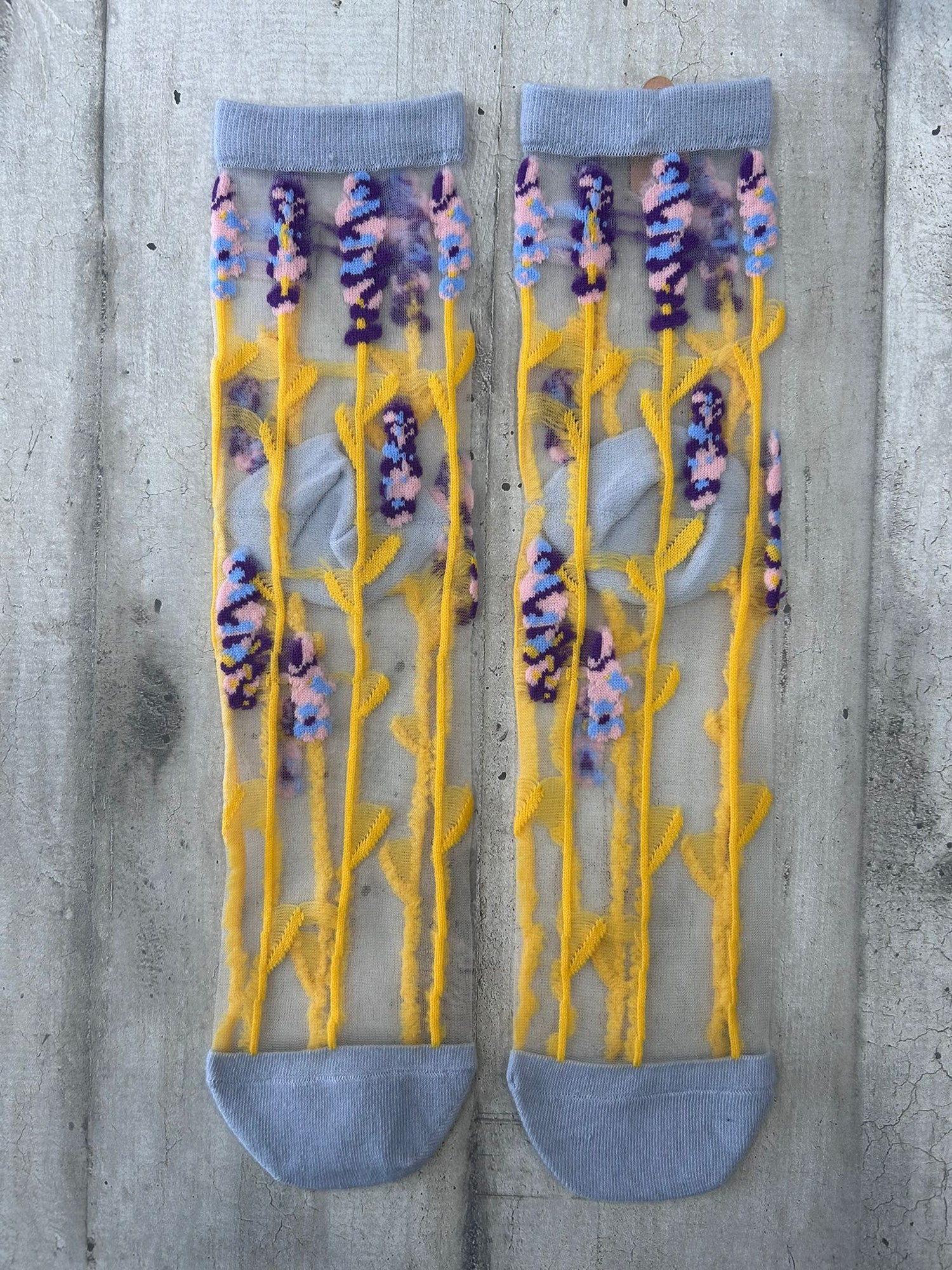 Calzini trasparenti con ricamo lavanda colorata