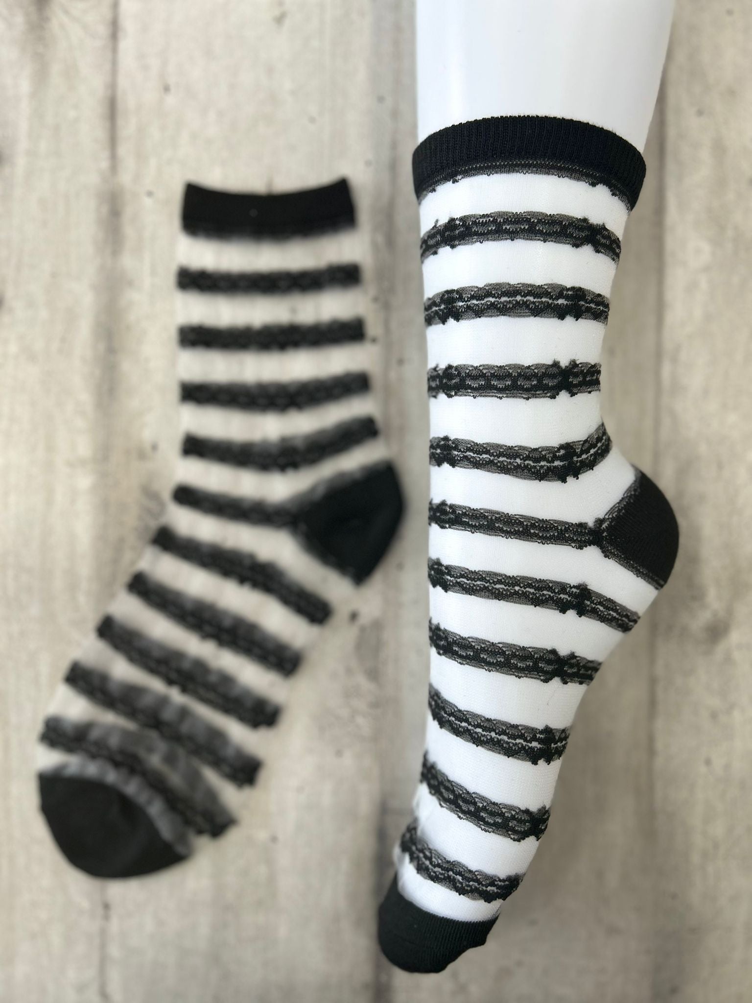 Calzini trasparenti a righe nere