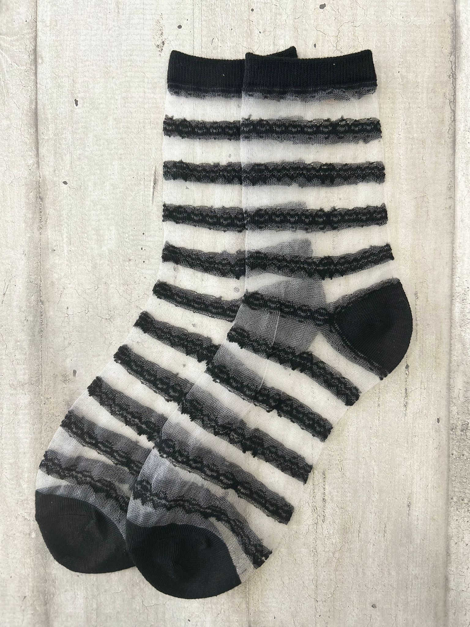 Calzini trasparenti a righe nere