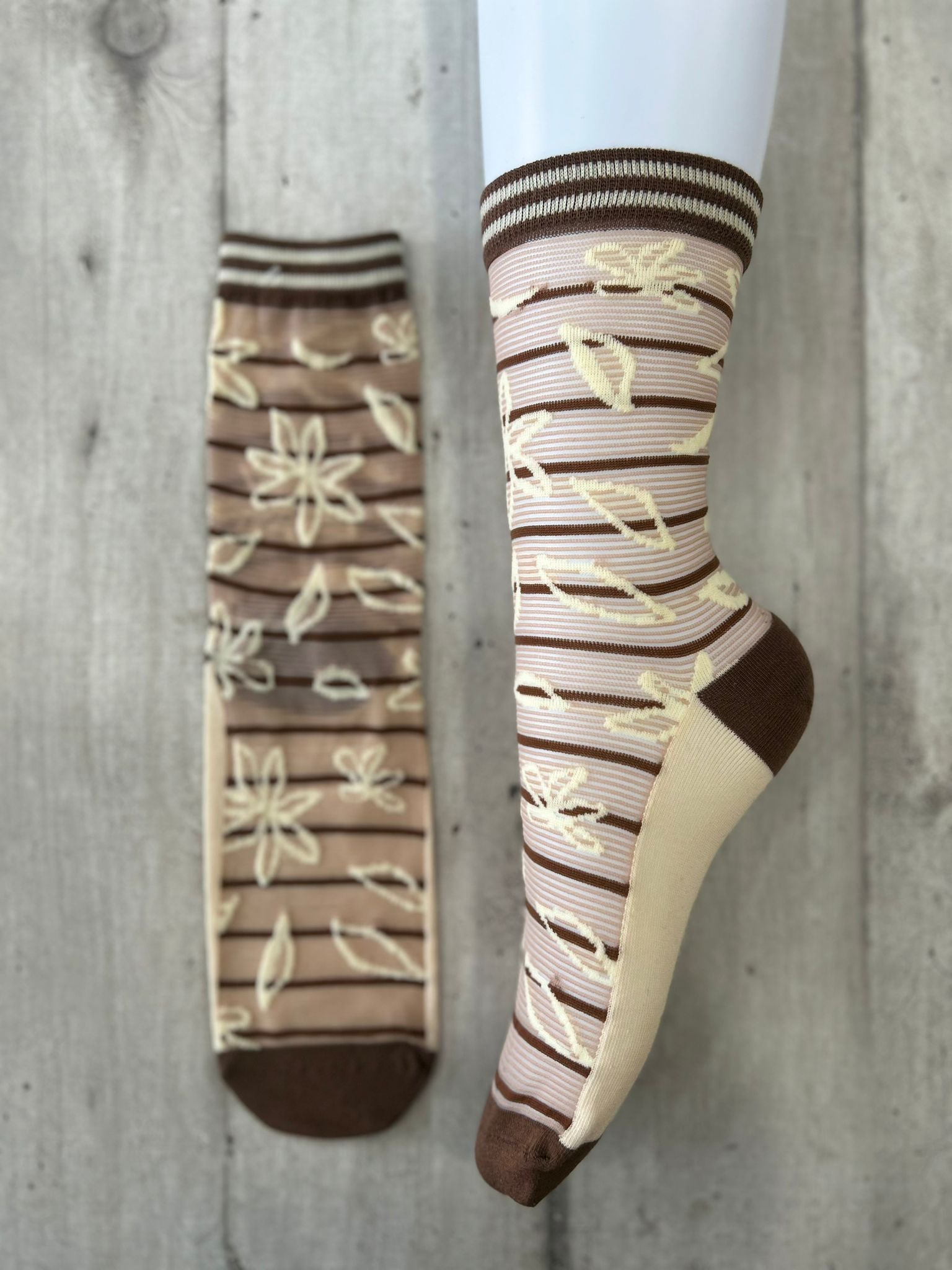 Calzini trasparenti a righe con fiori ricamati beige