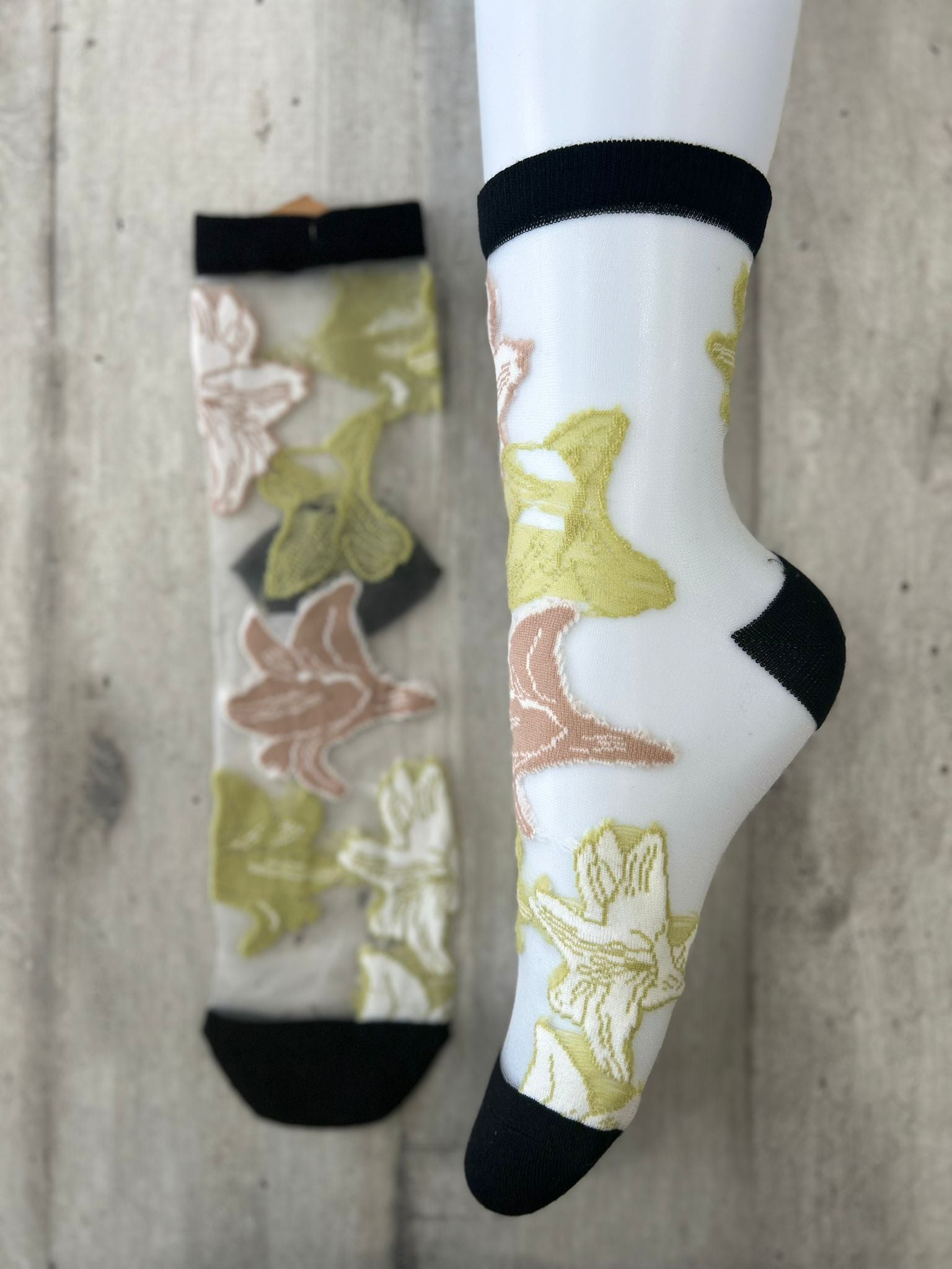 Calzini trasparenti con fiori ricamati