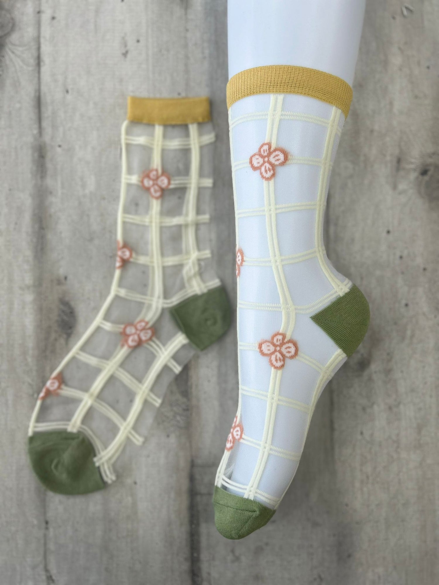 Calzini trasparenti con quadri e fiori ricamati