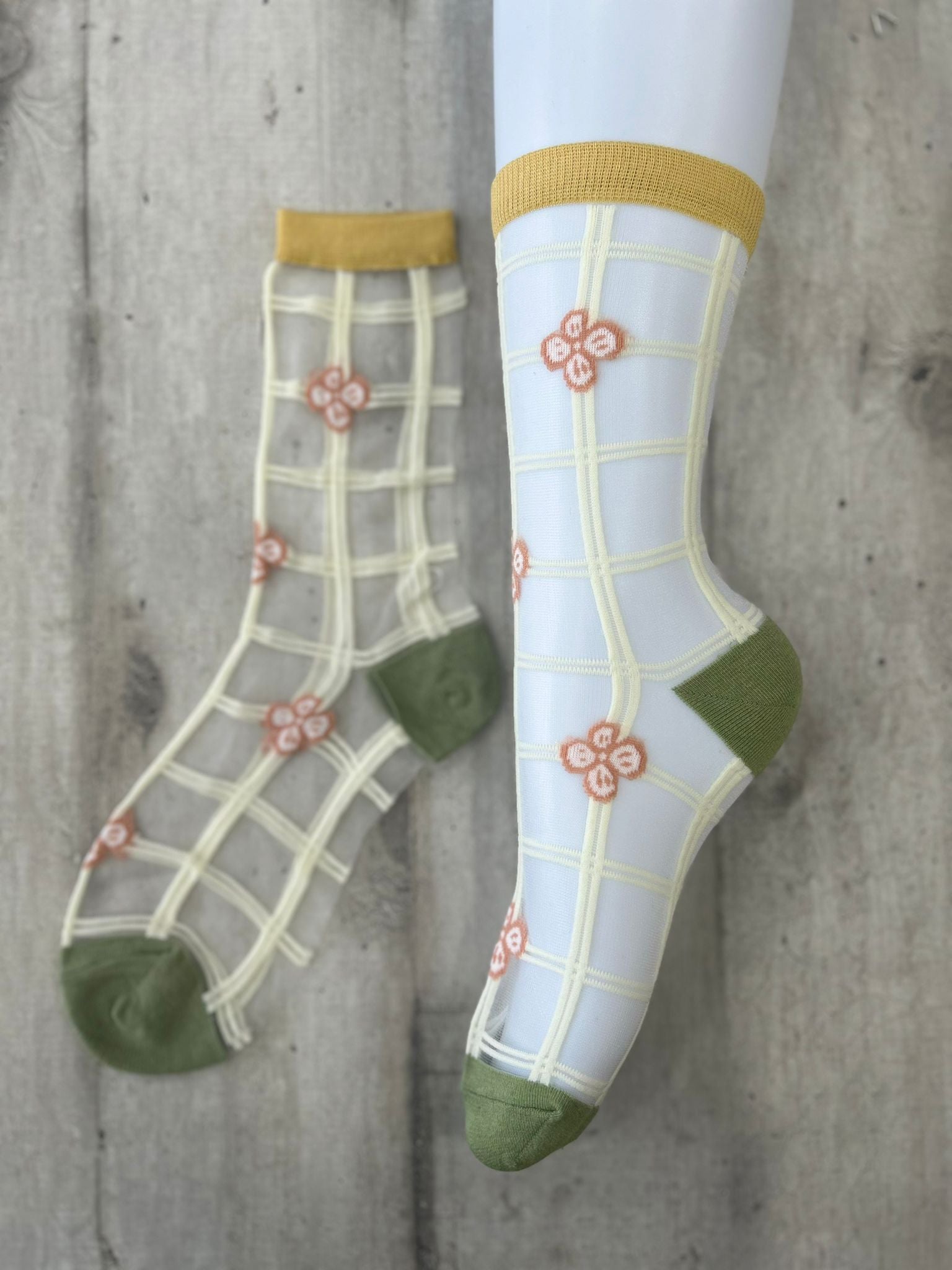 Calzini trasparenti con quadri e fiori ricamati