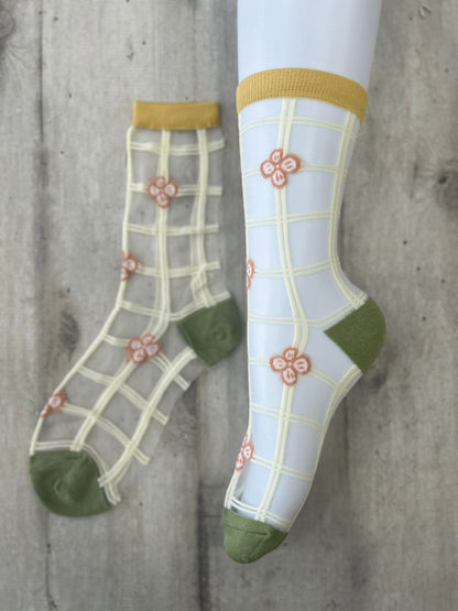 Calzini trasparenti con quadri e fiori ricamati