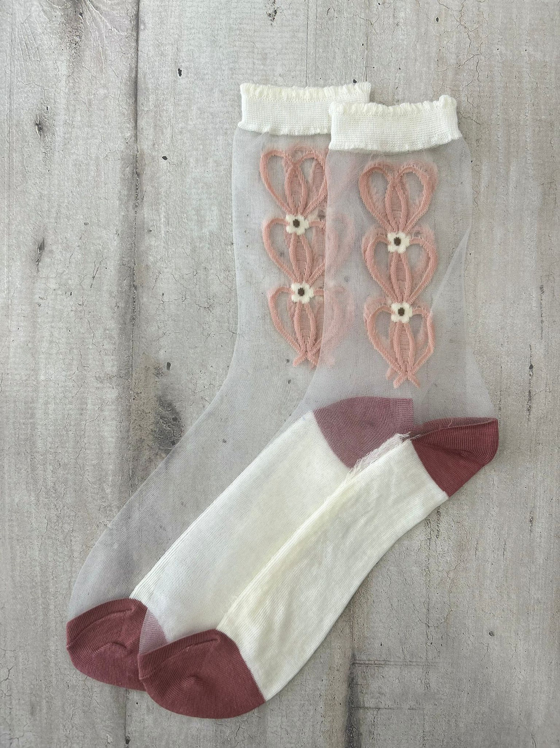 Calzini trasparenti con cuori ricamati rosa