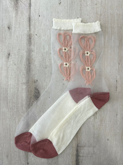 Calzini trasparenti con cuori ricamati rosa