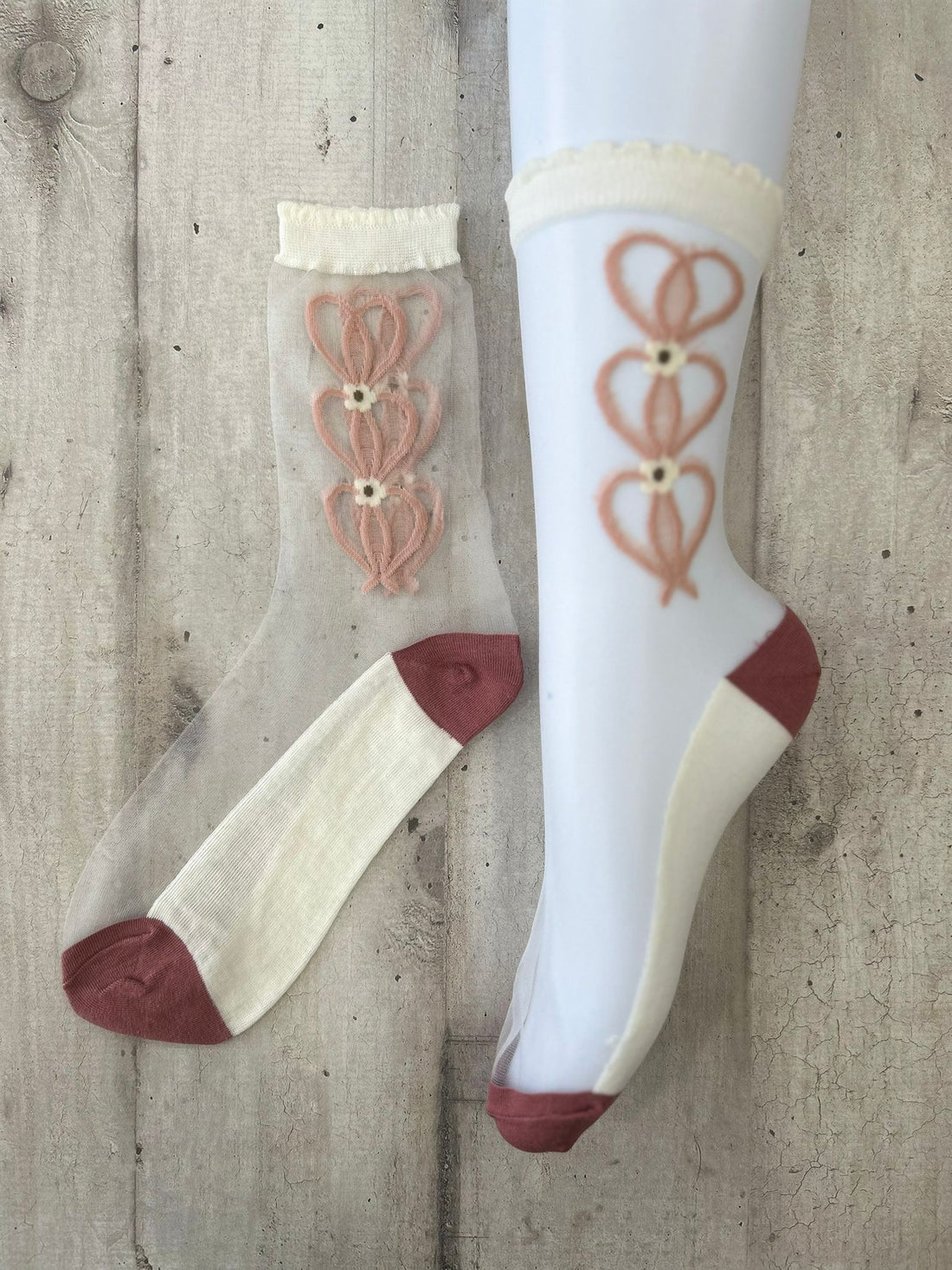 Calzini trasparenti con cuori ricamati rosa