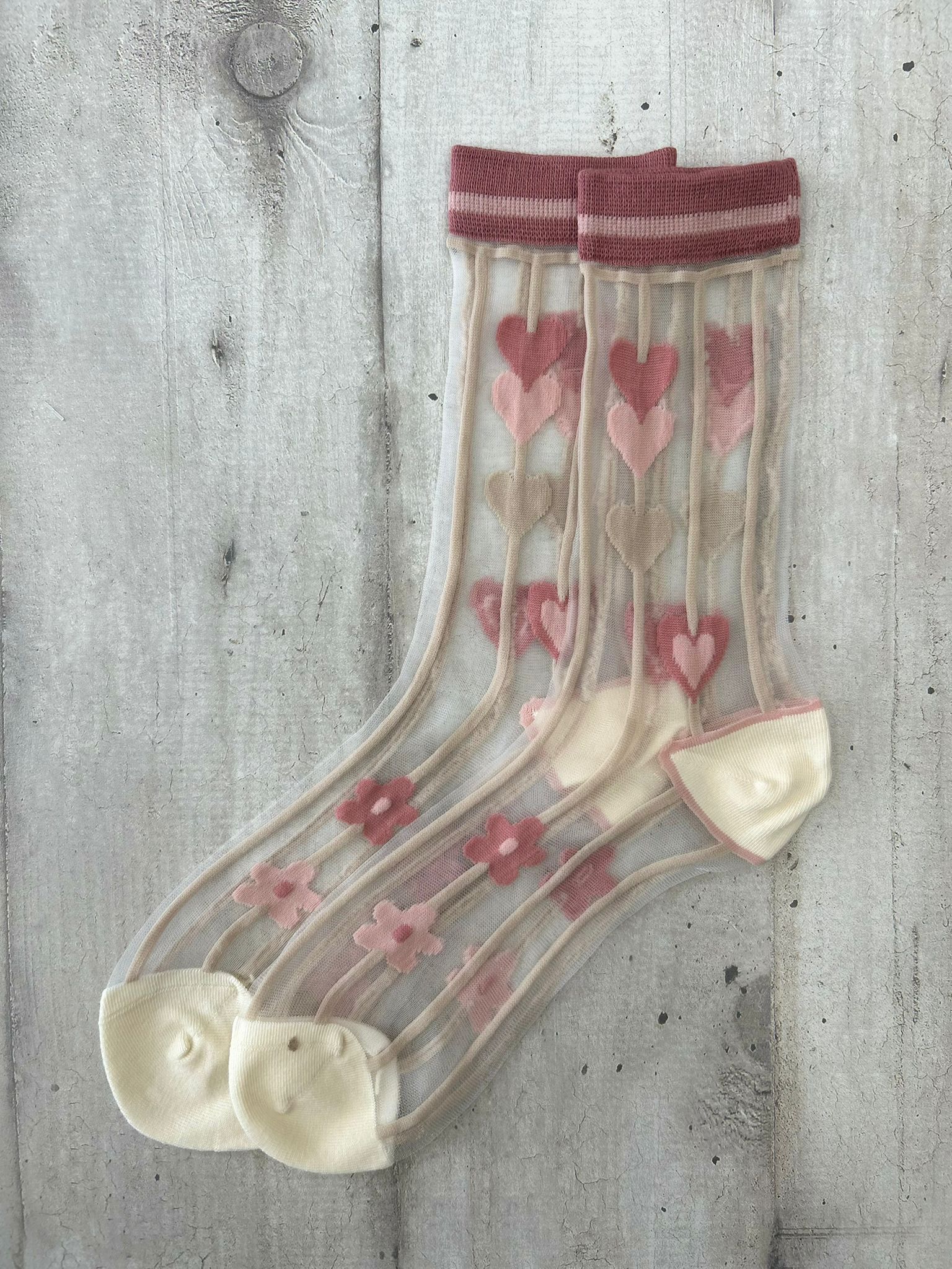 Calzini trasparenti con cuori e fiori ricamati