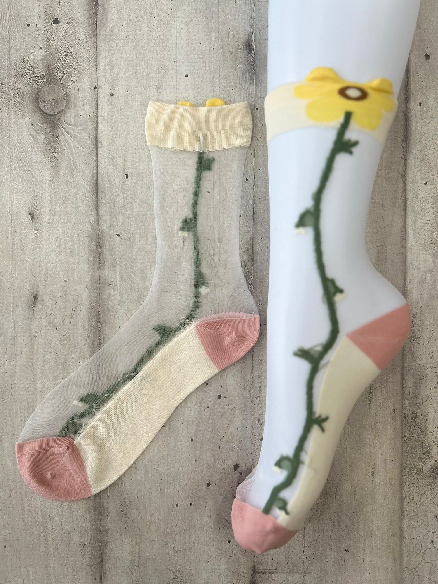 Calzini trasparenti con fiore giallo