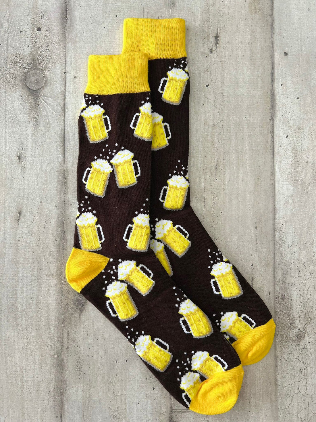 Calzini marroni con boccali di birra