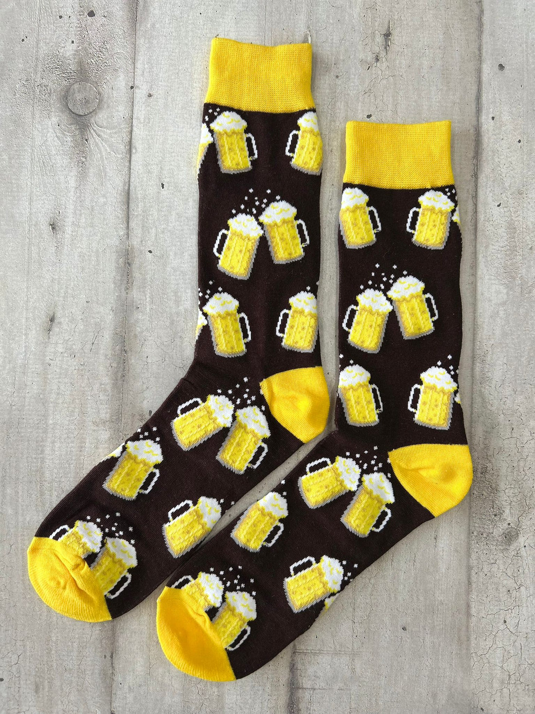 Calzini marroni con boccali di birra