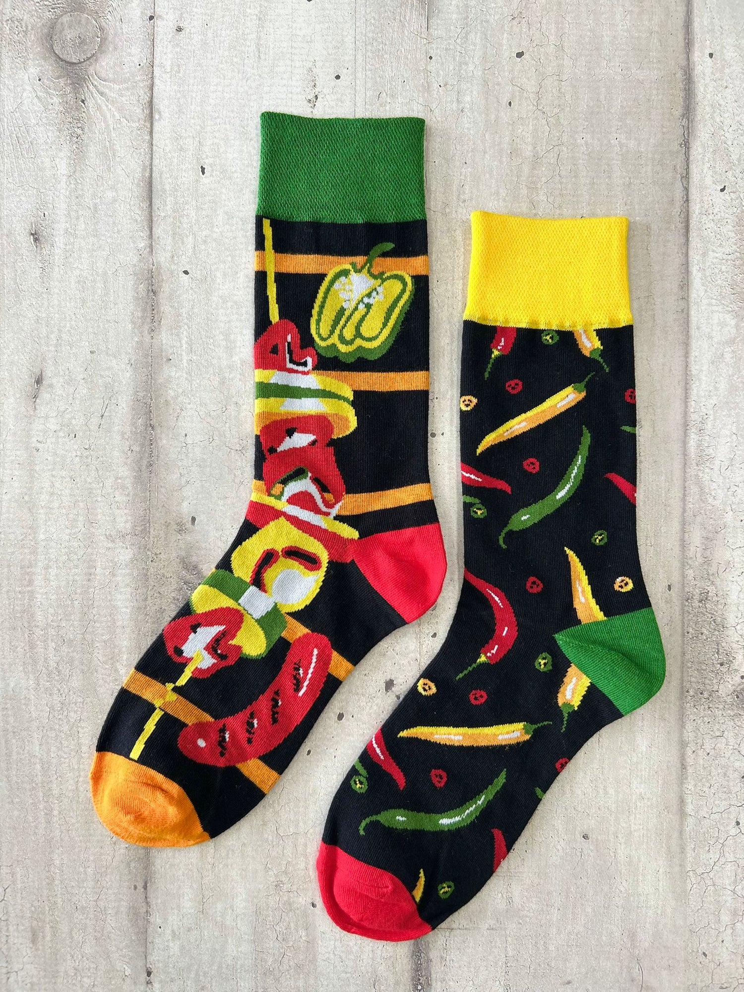 Calzini spaiati fantasia peperoncini e spiedini